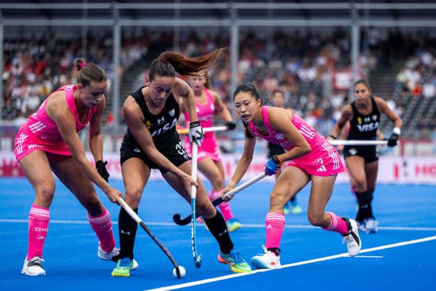 17.08.2026, BEL, Hockey, Frauen, FIH Weltmeisterschaft, Länderspiel, Deutschland vs Argentinien Yani Zhong ( Deutschland, 77 ), davor Eugenia Trinchinetti ( Argentinien, 22 ), Wavre Belfius Arena Wallonisch-Brabant Belgien *** August 17, 2026, BEL, Hockey, Women s, FIH World Championship, International Match, Germany vs. Argentina; Yani Zhong (Germany), 77; Eugenia Trinchinetti (Argentina), 22; Wavre Belfius Arena, Walloon Brabant, Belgium Copyright: xNordphoto Memmlerx