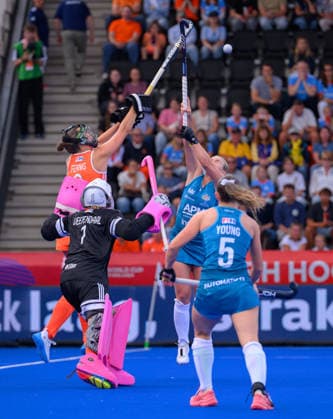 Hockey World Cup Day Three Australia and New Zealand battle for an aerial ball during the Pool A match at the 2026 FIH Hockey World Cup at Wagener Stadium, Amstelveen 17 08 2026 UK Newspapers OUT Copyright: xGraemexWilcocksonx FIL-23792-0087
