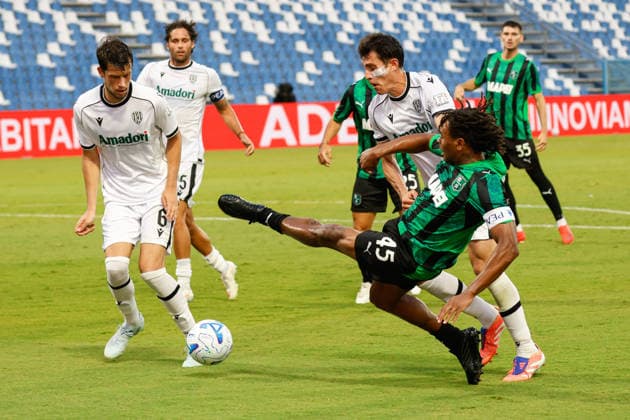 IPA87581027 - Armand Lauriente (Sassuolo) and Mihajlo Ilic (Cesena) during the 2026–2027 Frecciarossa Italian Cup soccer match between Sassuolo and Cesena at the Mapei Stadium in Reggio Emilia, Italy on August 17, 2026, during the US Sassuolo vs. Cesena FC match in the Italian Coppa Italia in Reggio Emilia, Italy, on August 17, 2026  Copyright: xLucaxDiliberto IPAxSportx xx 87581027