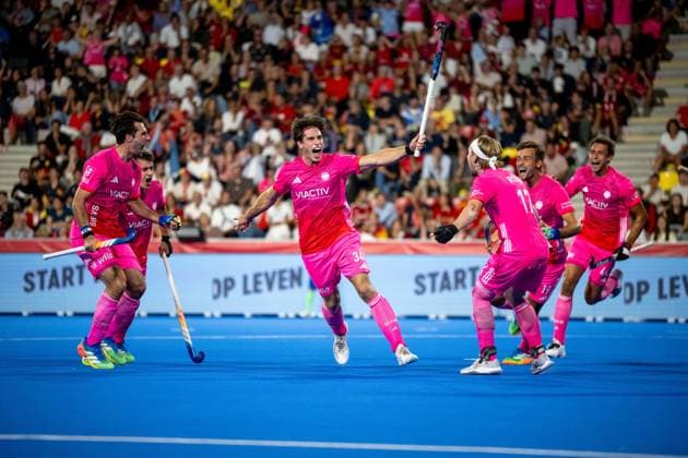 17.08.2026, BEL, Hockey, Herren, FIH Weltmeisterschaft, Länderspiel, Deutschland vs Belgien Jakob Brilla ( Deutschland, 34 ), Christopher Rühr ( Deutschland, 17 ), Justus Weigand ( Deutschland, 19 ) und Team jubeln über das Tor zum 1:0, Wavre Belfius Arena Wallonisch-Brabant Belgien *** August 17, 2026, BEL, Hockey, Men s, FIH World Championship, International Match, Germany vs. Belgium: Jakob Brilla (Germany, 34), Christopher Rühr (Germany, 17), Justus Weigand (Germany, 19), and the team celebrate the 1–0 goal at the Belfius Arena in Wavre, Walloon Brabant, Belgium Copyright: xNordphoto Memmlerx