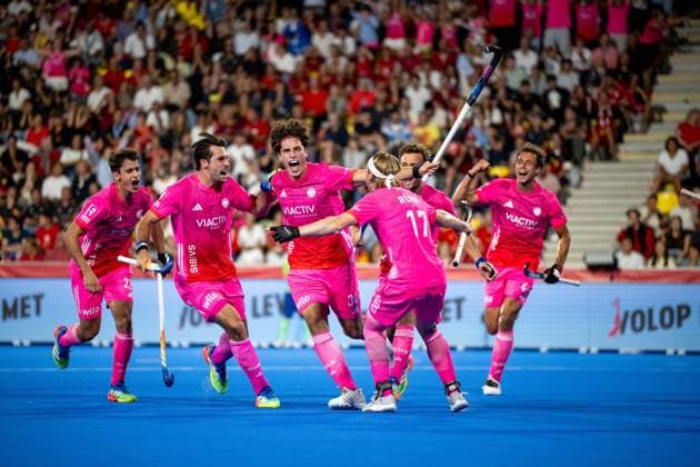 17.08.2026, BEL, Hockey, Herren, FIH Weltmeisterschaft, Länderspiel, Deutschland vs Belgien Jakob Brilla ( Deutschland, 34 ), Christopher Rühr ( Deutschland, 17 ), Justus Weigand ( Deutschland, 19 ) und Team jubeln über das Tor zum 1:0, Wavre Belfius Arena Wallonisch-Brabant Belgien *** August 17, 2026, BEL, Hockey, Men s, FIH World Championship, International Match, Germany vs. Belgium: Jakob Brilla (Germany, 34), Christopher Rühr (Germany, 17), Justus Weigand (Germany, 19), and the team celebrate the 1–0 goal at the Belfius Arena in Wavre, Walloon Brabant, Belgium Copyright: xNordphoto Memmlerx