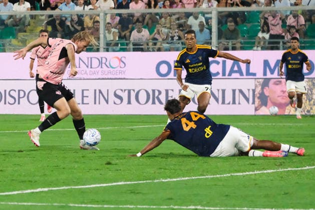 IPA87582571 - Palermo, Italy, August 17, 2026. Renzo Barbera Stadium, Palermo vs. Lecce, a match in the 32nd round of the 2026–2027 Italian Cup. Pictured: Joel Pohjanpalo (Palermo FC)  Copyright: xFedericoxSerra IPAxSportx xx 87582571