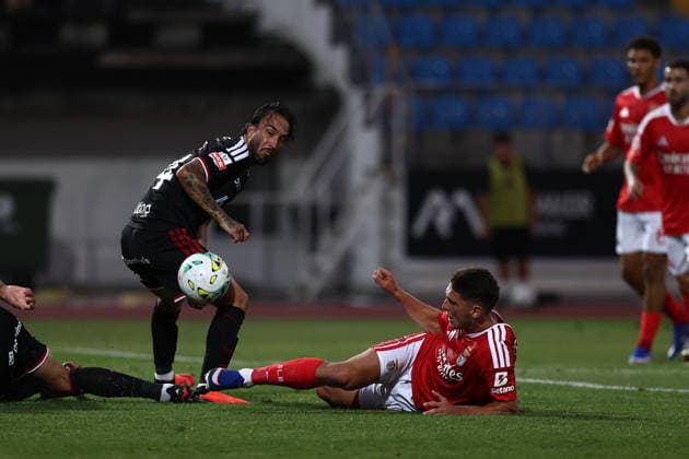August 17, 2026, Rio Maior, Santarem, Portugal: GEORGIY SUDAKOV of Lisboa Benfica in action against SEBASTIAN PEREZ of Casa Piaduring the Liga Portugal Betclic 26 27 match between SL Benfica and Casa Pia AC at Estadio Municipal de Rio Maior on August 17 2026, in Rio Maior, Portugal. Rio Maior Portugal - ZUMAa269 20260817_zsp_a269_034 Copyright: xSandroxAlemaox