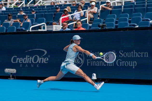 Cincinnati Open: Iga ÅöwiÄÖtek Vs. Maria Sakkaro Third Round Iga Swiatek is seen during her third-round match against Maria Sakkari at the Cincinnati Open in Mason, Ohio, on August 17, 2026. Mason Ohio United States  Copyright: xJasonxWhitmanx originalFilename:whitman-cincinna260817_np2sO.jpg