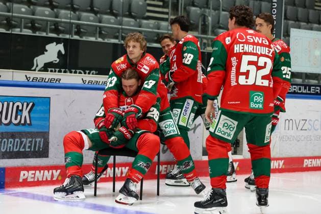 Alexander Blank 26 (Augsburger Panther), Tim Wohlgemuth 33 (Augsburger Panther), Mannschafts und Portraitbilder, Augsburger Panther, Saison 2026 2027, Eishockey, Penny-DEL, 17.08.2025 Augsburg Bayern Deutschland *** Alexander Blank 26, Augsburg Panthers; Tim Wohlgemuth 33, Augsburg Panthers; team and player photos; Augsburg Panthers; 2026–2027 season; ice hockey; Penny DEL; August 17, 2025, Augsburg, Bavaria, Germany Copyright: xkolbert-press ChristianxKolbertx