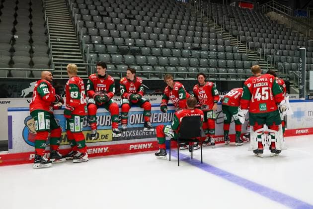 Die Spieler warten auf das Fotoshooting, Maximilian Gloetzl 21 (Augsburger Panther), Sebastian Zwickl 83 (Augsburger Panther), Liron Pellizzari 60 (Augsburger Panther), Kyle Mayhew 27 (Augsburger Panther), Tim Wohlgemuth 33 (Augsburger Panther), Alexander Blank 26 (Augsburger Panther), Enrico Henriquez-Morales 52 (Augsburger Panther), Tobias Ancicka 45 (Augsburger Panther), Mannschafts und Portraitbilder, Augsburger Panther, Saison 2026 2027, Eishockey, Penny-DEL, 17.08.2025 Augsburg Bayern Deutschland *** The players are waiting for the photo shoot: Maximilian Gloetzl 21, Augsburger Panther; Sebastian Zwickl 83, Augsburger Panther; Liron Pellizzari 60, Augsburger Panther; Kyle Mayhew 27, Augsburger Panther; Tim Wohlgemuth 33 Augsburg Panthers, Alexander Blank 26 Augsburg Panthers, Enrico Henriquez Morales 52 Augsburg Panthers, Tobias Ancicka 45 Augsburg Panthers, team and portrait photos, Augsburg Panthers, 2026–2027 season, Ice Hockey, Penny DEL, August 17, 2025, Augsburg, Bavaria, Germany Copyright: xkolbert-press ChristianxKolbertx