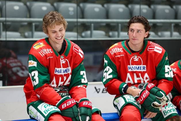 Tim Wohlgemuth 33 (Augsburger Panther), Enrico Henriquez-Morales 52 (Augsburger Panther), Mannschafts und Portraitbilder, Augsburger Panther, Saison 2026 2027, Eishockey, Penny-DEL, 17.08.2025 Augsburg Bayern Deutschland *** Tim Wohlgemuth 33 Augsburg Panthers, Enrico Henriquez Morales 52 Augsburg Panthers, team and player photos, Augsburg Panthers, 2026–2027 season, ice hockey, Penny DEL, August 17, 2025, Augsburg, Bavaria, Germany Copyright: xkolbert-press ChristianxKolbertx