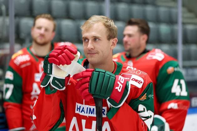 Noel Hoefenmayer 22 (Augsburger Panther), Mannschafts und Portraitbilder, Augsburger Panther, Saison 2026 2027, Eishockey, Penny-DEL, 17.08.2025 Augsburg Bayern Deutschland *** Noel Hoefenmayer 22 Augsburg Panthers, team and portrait photos, Augsburg Panthers, 2026–2027 season, ice hockey, Penny DEL, August 17, 2025, Augsburg, Bavaria, Germany Copyright: xkolbert-press ChristianxKolbertx