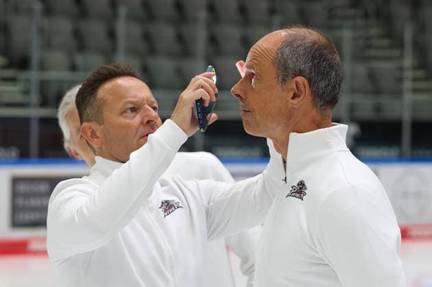 Mannschaftsarzt Dr. med. Karl Golczyk (Augsburger Panther) untersucht Mannschaftsarzt Dr. Jens-Ulrich Otto (Augsburger Panther) am Auge, Mannschafts und Portraitbilder, Augsburger Panther, Saison 2026 2027, Eishockey, Penny-DEL, 17.08.2025 Augsburg Bayern Deutschland *** Team physician Dr. Karl Golczyk of the Augsburger Panther examines team physician Dr. Jens Ulrich Otto of the Augsburger Panther; team and portrait photos, Augsburger Panther, 2026–2027 season, ice hockey, Penny DEL, August 17, 2025, Augsburg, Bavaria, Germany Copyright: xkolbert-press ChristianxKolbertx