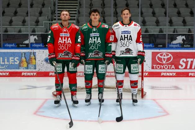 l-r: Alexander Blank 26 (Augsburger Panther), Fabrizio Pilu 68 (Augsburger Panther), +p20 mit dem neuen Trikot für die Saison 2026 2027, Mannschafts und Portraitbilder, Augsburger Panther, Saison 2026 2027, Eishockey, Penny-DEL, 17.08.2025 Augsburg Bayern Deutschland *** l r Alexander Blank 26 Augsburg Panthers, Fabrizio Pilu 68 Augsburg Panthers, p20 wearing the new jersey for the 2026–2027 season, team and portrait photos, Augsburg Panthers, 2026–2027 season, Ice Hockey, Penny DEL, August 17, 2025, Augsburg, Bavaria, Germany Copyright: xkolbert-press ChristianxKolbertx