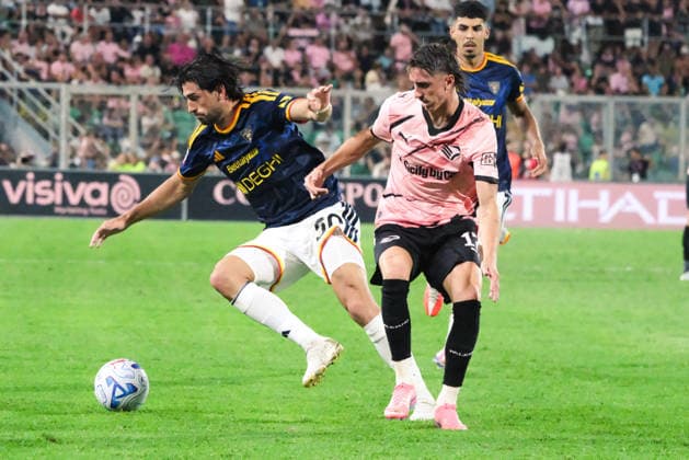 SOCCER - Coppa Italia - Palermo FC vs. US Lecce Photo by IPA ABACAPRESS.COM87583650 - Palermo, Italy, August 17, 2026. Renzo Barbera Stadium, Palermo vs. Lecce, a match in the 32nd round of the 2026–2027 Italian Cup. Pictured: Santiago Pierotti (US Lecce) and Dennis Johnsen (Palermo FC) Palermo Italy  Copyright: xIPAxSport ABACAx
