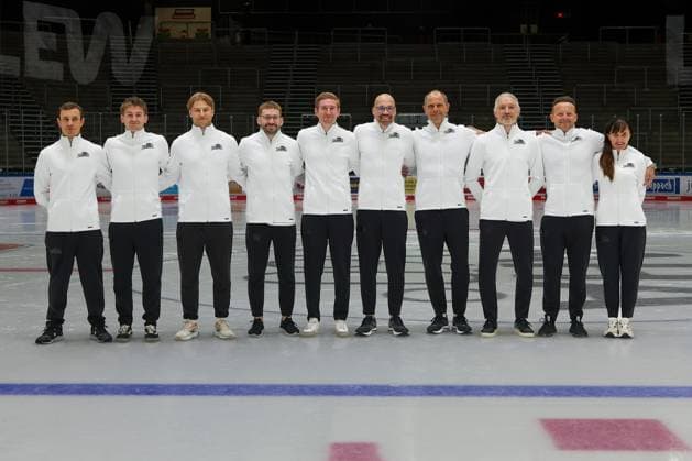 l-r: Physiotherapeut Oliver Roensch (Augsburger Panther), Physiotherapeut Sebastian Lindermayr, (Augsburger Panther), Physiotherapeut Samuel Sepp (Augsburger Panther), Physiotherapeut Ferdinand Merckx (Augsburger Panther), Physiotherapeut Ferdinand Freundlinger (Augsburger Panther), Physiotherapeut Alexander Ablass (Augsburger Panther), Mannschaftsarzt Dr. Jens-Ulrich Otto (Augsburger Panther), Mannschaftsarzt Dr. Thomas Rebele (Augsburger Panther), Mannschaftsarzt Dr. med. Karl Golczyk (Augsburger Panther), Zahnaerztin Dr. Roswitha Merk (Augsburger Panther), Mannschafts und Portraitbilder, Augsburger Panther, Saison 2026 2027, Eishockey, Penny-DEL, 17.08.2025 Augsburg Bayern Deutschland *** l r Physical therapist Oliver Roensch, Augsburger Panther; physical therapist Sebastian Lindermayr, Augsburg Panthers, physical therapist Samuel Sepp, Augsburg Panthers, physical therapist Ferdinand Merckx, Augsburg Panthers, physical therapist Ferdinand Freundlinger, Augsburg Panthers, physical therapist Alexander Ablass, Augsburg Panthers, team doctor Dr. Jens Ulrich Otto, Augsburg Panthers, Team Doctor Dr. Thomas Rebele, Augsburger Panther; Team Doctor Dr. Karl Golczyk, Augsburger Panther; Dentist Dr. Roswitha Merk, Augsburger Panther; Team and portrait photos, Augsburger Panther, 2026–2027 season, Ice Hockey, Penny DEL, August 17, 2025, Augsburg, Bavaria, Germany Copyright: xkolbert-press ChristianxKolbertx
