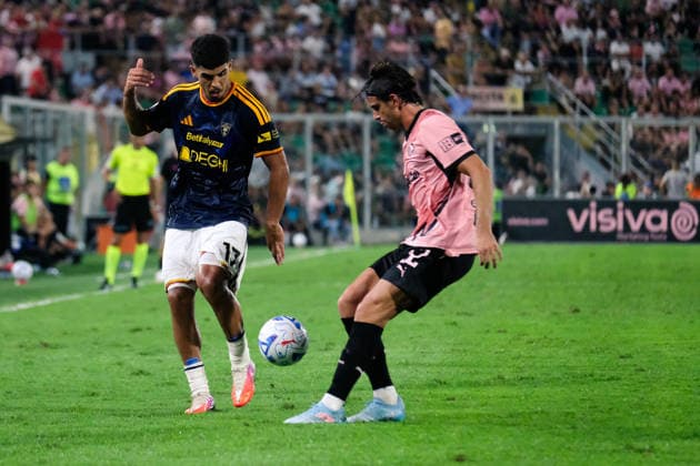 IPA87584599 - Palermo, Italy, August 17, 2026. Renzo Barbera Stadium, Palermo vs. Lecce, a match in the 32nd round of the 2026–2027 Italian Cup. Pictured: Danilo Veiga (US Lecce) and Pietro Ceccaroni (Palermo FC)  Copyright: xFedericoxSerra IPAxSportx xx 87584599