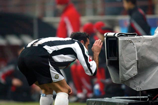 Fotboll, italiensk: Bertotto, Udinese, skojar med tv. Tv-kamera *** Soccer, Italian Bertotto, Udinese, jokes with a TV camera 