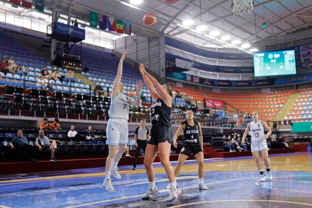 Women s Olympic Basketball Qualifier - Argentina vs. New Zealand Diana Cabrera (L) of Argentina battles for the ball with Lauren Whittaker (R) of New Zealand during a Group A game of the FIBA Women s Basketball World Cup 2026 Pre-Qualifying Tournament between Argentina and New Zealand at the Arena Astros in Guadalajara, Mexico, 17 August 2026. Guadalajara Mexico  Copyright: xFranciscoxGuascox