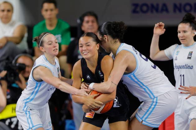 Women s Olympic Basketball Qualifier - Argentina vs. New Zealand Olivia Oltmann (L) and Nerea Lagowski (R) of Argentina compete for the ball with Bailey Flavell (C) of New Zealand during a Group A game of the FIBA Women s Basketball World Cup 2026 Pre-Qualifying Tournament between Argentina and New Zealand at the Arena Astros in Guadalajara, Mexico, 17 August 2026. Guadalajara Mexico  Copyright: xFranciscoxGuascox
