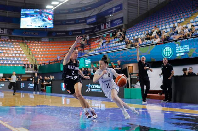 Women s Olympic Basketball Qualifier - Argentina vs. New Zealand Melisa Gretter (R) of Argentina battles for the ball with Emilia Shearer (L) of New Zealand during a Group A game of the FIBA Women s Basketball World Cup 2026 Pre-Qualifying Tournament between Argentina and New Zealand at the Arena Astros in Guadalajara, Mexico, 17 August 2026. Guadalajara Mexico  Copyright: xFranciscoxGuascox