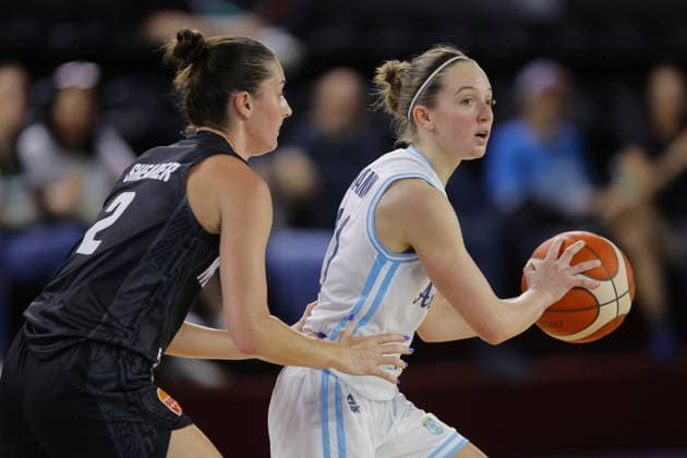 Women s Olympic Basketball Qualifier - Argentina vs. New Zealand Olivia Oltmann (R) of Argentina vies for the ball with Emilia Shearer (L) of New Zealand during a Group A game of the FIBA Women s Basketball World Cup 2026 Pre-Qualifying Tournament between Argentina and New Zealand at the Arena Astros in Guadalajara, Mexico, 17 August 2026. Guadalajara Mexico  Copyright: xFranciscoxGuascox