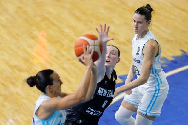 Women s Olympic Basketball Qualifier - Argentina vs. New Zealand Macarena D urso (L) and Julieta Mungo (R) of Argentina in action against Ella Jade Brow (C) of New Zealand during a Group A game of the FIBA Women s Basketball World Cup 2026 Pre-Qualifying Tournament between Argentina and New Zealand at the Arena Astros in Guadalajara, Mexico, 17 August 2026. Guadalajara Mexico  Copyright: xFranciscoxGuascox