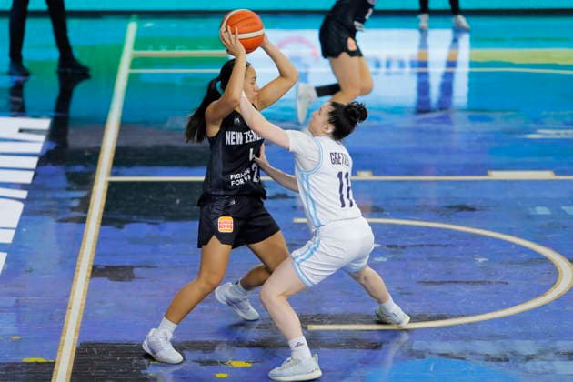 Women s Olympic Basketball Qualifier - Argentina vs. New Zealand Melisa Gretter (R) of Argentina in action against Pahlyss Hokianga (L) of New Zealand during a Group A game of the FIBA Women s Basketball World Cup 2026 Pre-Qualifying Tournament between Argentina and New Zealand at the Arena Astros in Guadalajara, Mexico, 17 August 2026. Guadalajara Mexico  Copyright: xFranciscoxGuascox