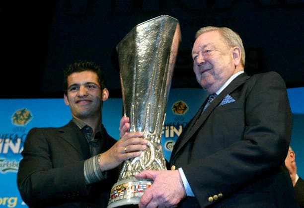 1 Fotboll, Uefa cup bucklan kommer till Göteborg: Ricardo Costa, FC Porto och Lennart Johansson Uefa presiden med pokalen. Göteborg Sverige *** 1 Soccer: The UEFA Cup trophy comes to Gothenburg. Ricardo Costa of FC Porto and Lennart Johansson, UEFA president, with the trophy. Gothenburg, Sweden  Copyright: xAndreasxHillergrenx
