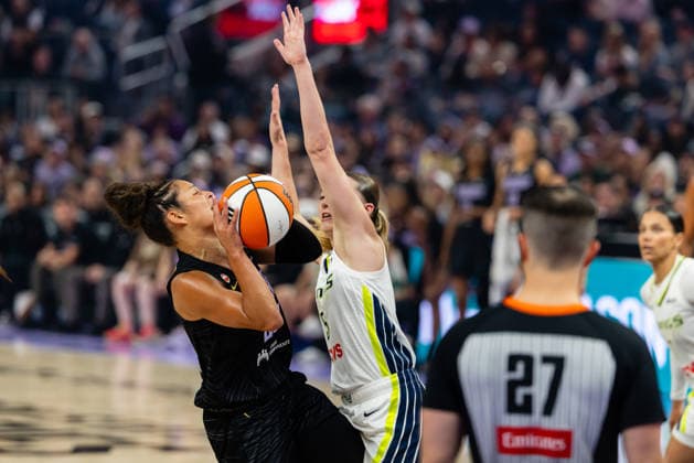 SAN FRANCISCO, CA - AUGUST 17: Veronica Burton 22 of the Golden State Valkyries drives against Paige Bueckers 5 of the Dallas Wings during a WNBA, Basketball Damen, USA game on August 17, 2026 at Chase Center in San Francisco, CA. (Photo by Matthew Huang Icon Sportswire) WNBA: AUG 17 Dallas Wings at Golden State Valkyries EDITORIAL USE ONLY Icon260817002