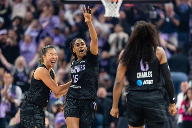 SAN FRANCISCO, CA - AUGUST 17: Tiffany Hayes 15 of the Golden State Valkyries celebrates three with Kaitlyn Chen 2 at the end of the first quarter of a WNBA, Basketball Damen, USA game against the Dallas Wings on August 17, 2026 at Chase Center in San Francisco, CA. (Photo by Matthew Huang Icon Sportswire) WNBA: AUG 17 Dallas Wings at Golden State Valkyries EDITORIAL USE ONLY Icon260817008