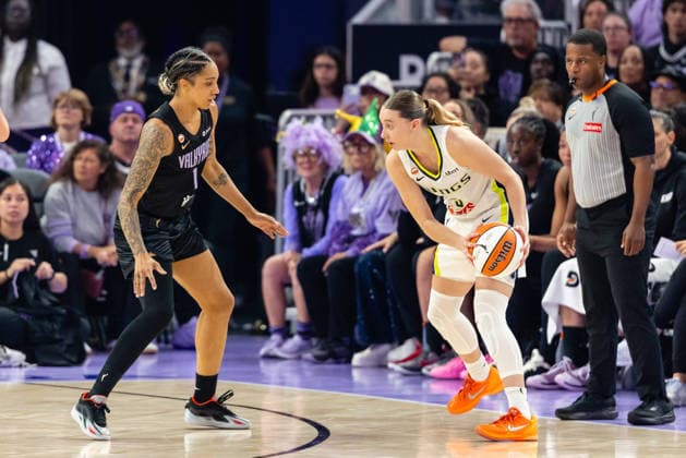 SAN FRANCISCO, CA - AUGUST 17: Paige Bueckers 5 of the Dallas Wings controls the ball against Gabby Williams 1 of the Golden State Valkyries during a WNBA, Basketball Damen, USA game on August 17, 2026 at Chase Center in San Francisco, CA. (Photo by Matthew Huang Icon Sportswire) WNBA: AUG 17 Dallas Wings at Golden State Valkyries EDITORIAL USE ONLY Icon260817010