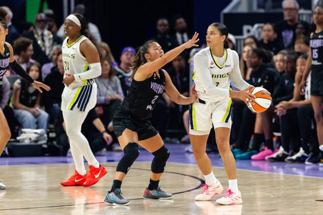 SAN FRANCISCO, CA - AUGUST 17: Alysha Clark 7 of the Dallas Wings controls the ball against Kaitlyn Chen 2 of the Golden State Valkyries during a WNBA, Basketball Damen, USA game on August 17, 2026 at Chase Center in San Francisco, CA. (Photo by Matthew Huang Icon Sportswire) WNBA: AUG 17 Dallas Wings at Golden State Valkyries EDITORIAL USE ONLY Icon260817011