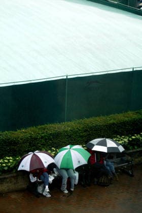 Tennis. Wimbledon. Regn, paraply, paraplyer Wimbledon England *** Tennis Wimbledon Rain, umbrella, umbrellas Wimbledon England  Copyright: xArnexForsellx