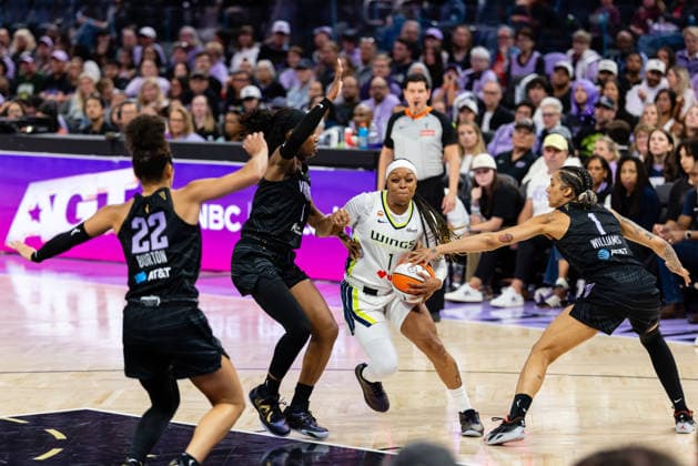 SAN FRANCISCO, CA - AUGUST 17: Gabby Williams 1 of the Golden State Valkyries gets a contact with the ball driven by Odyssey Sims 1 of the Dallas Wings during a WNBA, Basketball Damen, USA game on August 17, 2026 at Chase Center in San Francisco, CA. (Photo by Matthew Huang Icon Sportswire) WNBA: AUG 17 Dallas Wings at Golden State Valkyries EDITORIAL USE ONLY Icon260817024