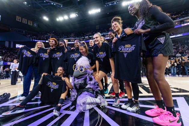 SAN FRANCISCO, CA - AUGUST 17: The Golden State Valkyries celebrate clinching the playoffs after beating the Dallas Wings in a WNBA, Basketball Damen, USA game on August 17, 2026 at Chase Center in San Francisco, CA. (Photo by Matthew Huang Icon Sportswire) WNBA: AUG 17 Dallas Wings at Golden State Valkyries EDITORIAL USE ONLY Icon260817028