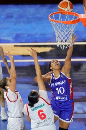 Women s Olympic Basketball Qualifier - Mexico vs. Philippines Mariana Valenzuela (C) and Mayra Gil (L) of Mexico in action against Jack Animam (R) of the Philippines during a Group B game of the FIBA Women s Basketball World Cup 2026 Pre-Qualifying Tournament between Mexico and Philippines at the Arena Astros in Guadalajara, Mexico, 17 August 2026. Guadalajara Mexico  Copyright: xFranciscoxGuascox