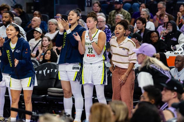SAN FRANCISCO, CA - AUGUST 17: Li Yueru 28, Jessica Shepard 32, and Azzi Fudd 35 of the Dallas Wings cheer from the bench during a WNBA, Basketball Damen, USA game against the Golden State Valkyries on August 17, 2026 at Chase Center in San Francisco, CA. (Photo by Matthew Huang Icon Sportswire) WNBA: AUG 17 Dallas Wings at Golden State Valkyries EDITORIAL USE ONLY Icon260817025