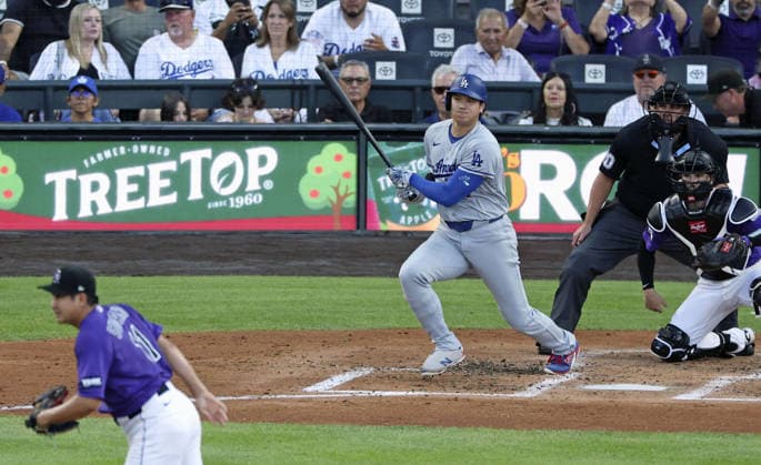Baseball: Dodgers vs. Rockies Los Angeles Dodgers designated hitter Shohei Ohtani hits a single in the third inning of a baseball game against the Colorado Rockies at Coors Field in Denver, Colorado, on Aug. 17, 2026.  A14AA0005626101P