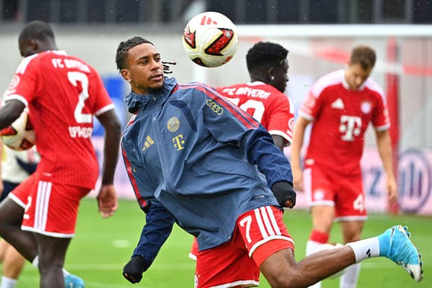 Michael OLISE (Bayern Muenchen) fokussiert den Ball, Aktion,Einzelbild,angeschnittenes Einzelmotiv,Halbfigur,halbe Figur. Oeffentliches Training FC Bayern Muenchen und Family Day am 17.08.2026 auf dem FC Bayern Campus in Muenchen. Fussball 1. Bundesliga,Saison 2026 2027. *** Michael OLISE, Bayern Munich, focusing on the ball; action; single frame; cropped close-up; half-length shot; FC Bayern Munich public training session and Family Day on August 17, 2026, at the FC Bayern Campus in Munich; soccer; Bundesliga 1,2026–2027 season