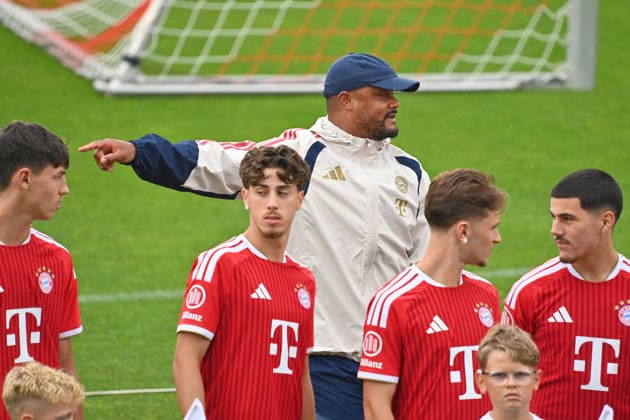 v.li:Filip PAVIC (Bayern Muenchen),David Michael SANTOS DAIBER (Bayern Muenchen),Trainer Vincent KOMPANY (Bayern Muenchen),Tim BINDER, Felipe CHAVEZ (Bayern Muenchen). Oeffentliches Training FC Bayern Muenchen und Family Day am 17.08.2026 auf dem FC Bayern Campus in Muenchen. Fussball 1. Bundesliga,Saison 2026 2027. *** From left: Filip PAVIC, Bayern Munich; David Michael SANTOS DAIBER, Bayern Munich; Coach Vincent KOMPANY, Bayern Munich; Tim BINDER, Felipe CHAVEZ, Bayern Munich. FC Bayern Munich public training session and Family Day on August 17, 2026, at the FC Bayern Campus in Munich. Soccer, Bundesliga 1, 2026–2027 season
