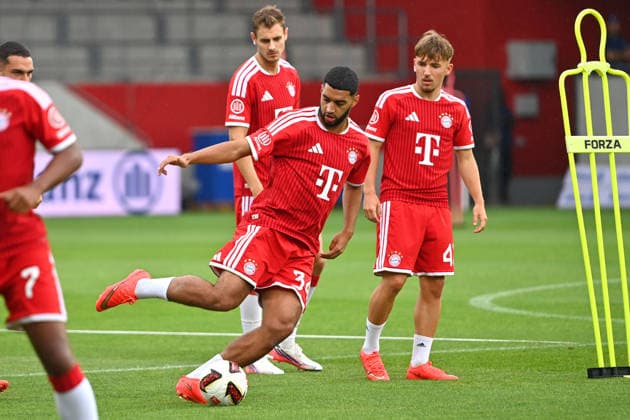 Ismael SAIBARI (Bayern Muenchen) am Ball, Aktion.hi.Lennart KARL (Bayern Muenchen), Josip STANISIC (Bayern Muenchen). Oeffentliches Training FC Bayern Muenchen und Family Day am 17.08.2026 auf dem FC Bayern Campus in Muenchen. Fussball 1. Bundesliga,Saison 2026 2027. *** Ismael SAIBARI, Bayern Munich, on the ball; pass to Lennart KARL, Bayern Munich, Josip STANISIC, Bayern Munich, Open Training Session for FC Bayern Munich and Family Day on August 17, 2026, at the FC Bayern Campus in Munich; Soccer, Bundesliga 1, 2026–2027 season