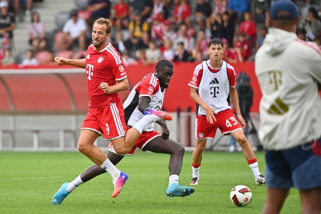 Harry KANE (Bayern Muenchen), Aktion,Zweikampf gegen Dayot UPAMECANO (Bayern Muenchen),re: Trainer Vincent KOMPANY (Bayern Muenchen). Oeffentliches Training FC Bayern Muenchen und Family Day am 17.08.2026 auf dem FC Bayern Campus in Muenchen. Fussball 1. Bundesliga,Saison 2026 2027. *** Harry KANE, Bayern Munich, Action,Tackle against Dayot Upamecano, Bayern Munich; Coach Vincent Kompany, Bayern Munich; Public Training Session and Family Day on August 17, 2026, at the FC Bayern Campus in Munich; Soccer, Bundesliga 1,2026–2027 season