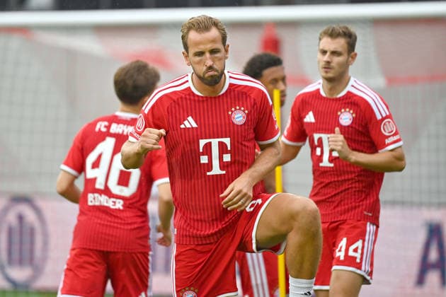 Harry KANE (Bayern Muenchen),Aktion. hi:Josip STANISIC (Bayern Muenchen). Oeffentliches Training FC Bayern Muenchen und Family Day am 17.08.2026 auf dem FC Bayern Campus in Muenchen. Fussball 1. Bundesliga,Saison 2026 2027. *** Harry KANE, Bayern Munich; Action shot of Josip STANISIC, Bayern Munich; FC Bayern Munich Open Practice and Family Day on August 17, 2026, at the FC Bayern Campus in Munich; Soccer, Bundesliga 1, 2026–2027 Season