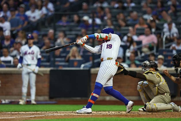 MLB, Baseball Herren, USA San Diego Padres Vs. New York Mets New York Mets Bo Bichette, number 19, singles during the first inning of a baseball game against the San Diego Padres at Citi Field in Flushing, New York, on August 17, 2026. New York City New York United States  Copyright: xGordonxDonovanx originalFilename:donovan-mlbsandi260817_nph1a.jpg