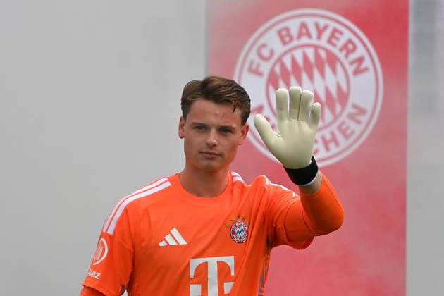 Torwart Jonas URBIG (Bayern Muenchen), winkt,winken vor Vereinswappen, Vereinsemblem, Aktion,Einzelbild,angeschnittenes Einzelmotiv,Halbfigur,halbe Figur. Oeffentliches Training FC Bayern Muenchen und Family Day am 17.08.2026 auf dem FC Bayern Campus in Muenchen. Fussball 1. Bundesliga,Saison 2026 2027. *** Goalkeeper Jonas URBIG of Bayern Munich waves in front of the club crest, club emblem, action shot,Single frame, cropped single subject, half-length portrait, half-figure. Public training session for FC Bayern Munich and Family Day on August 17, 2026, at the FC Bayern Campus in Munich. Soccer, Bundesliga 1, 2026–2027 season