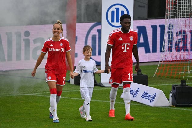 Praesentation:Alphonso DAVIES (Bayern Muenchen), Giulia GWINN (FCB), Oeffentliches Training FC Bayern Muenchen und Family Day am 17.08.2026 auf dem FC Bayern Campus in Muenchen. Fussball 1. Bundesliga,Saison 2026 2027. *** Presentation: Alphonso DAVIES, Bayern Munich; Giulia GWINN, FCB; FC Bayern Munich Open Practice and Family Day on August 17, 2026, at the FC Bayern Campus in Munich; Soccer, Bundesliga 1, 2026–2027 Season