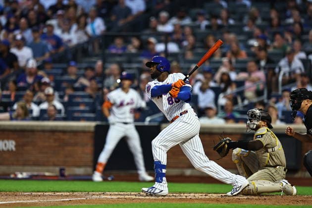 MLB, Baseball Herren, USA San Diego Padres Vs. New York Mets New York Mets Luis Robert Jr. hits a sacrifice fly during the first inning of a baseball game against the San Diego Padres at Citi Field in Flushing, New York, on August 17, 2026. New York City New York United States  Copyright: xGordonxDonovanx originalFilename:donovan-mlbsandi260817_npe8R.jpg