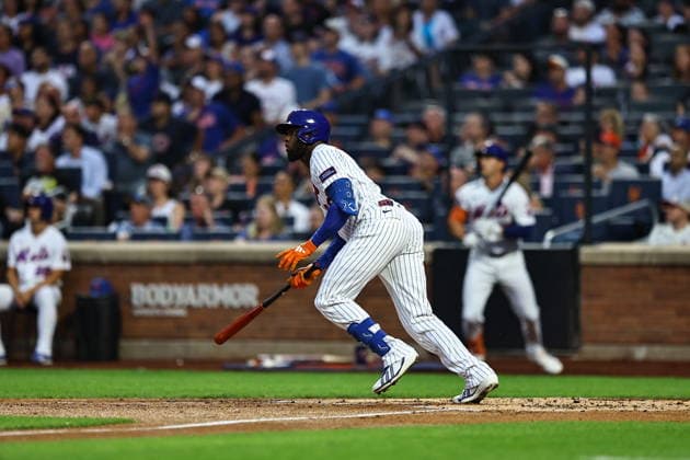 MLB, Baseball Herren, USA San Diego Padres Vs. New York Mets New York Mets Luis Robert Jr. 88 hits a sacrifice fly during the first inning of a baseball game against the San Diego Padres at Citi Field in Flushing, New York, on August 17, 2026. New York City New York United States  Copyright: xGordonxDonovanx originalFilename:donovan-mlbsandi260817_npE5d.jpg
