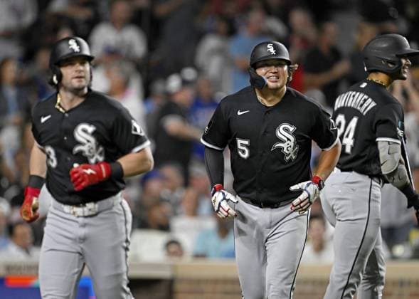 Baseball: White Sox vs. Cubs Chicago White Sox designated hitter Andrew Benintendi (L), celebrates with Munetaka Murakami (5) after hitting a home run during the eighth inning of a baseball game against the Chicago Cubs at Wrigley Field in Chicago on Aug. 17, 2026.  A14AA0005626181P