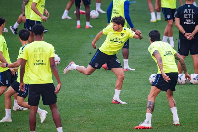 Atletico de Madrid training session Julian Alvarez of Atletico de Madrid (C) is seen training with his teammates during the training session ahead of their opening LaLiga EA Sports match against Malaga CF at Estadio Riyadh Air Metropolitano on August 18, 2026 in Madrid, Spain. Madrid Estadio Riyadh Air Metropolitano Madrid Spain Copyright: xAlbertoxGardinx AGardin_20260818_Atl_Tra_0008