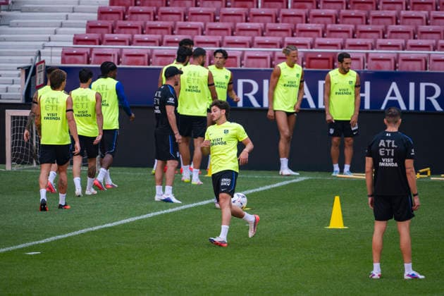 Atletico de Madrid training session Julian Alvarez of Atletico de Madrid (C) is seen training with his teammates during the training session ahead of their opening LaLiga EA Sports match against Malaga CF at Estadio Riyadh Air Metropolitano on August 18, 2026 in Madrid, Spain. Madrid Estadio Riyadh Air Metropolitano Madrid Spain Copyright: xAlbertoxGardinx AGardin_20260818_Atl_Tra_0015
