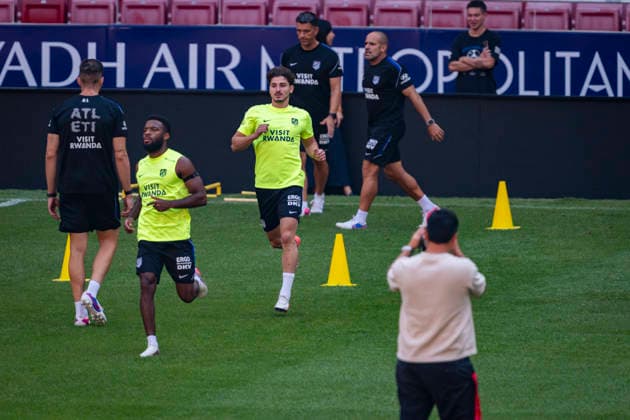 Atletico de Madrid training session Julian Alvarez of Atletico de Madrid (C) is seen training with his teammates during the training session ahead of their opening LaLiga EA Sports match against Malaga CF at Estadio Riyadh Air Metropolitano on August 18, 2026 in Madrid, Spain. Madrid Estadio Riyadh Air Metropolitano Madrid Spain Copyright: xAlbertoxGardinx AGardin_20260818_Atl_Tra_0017