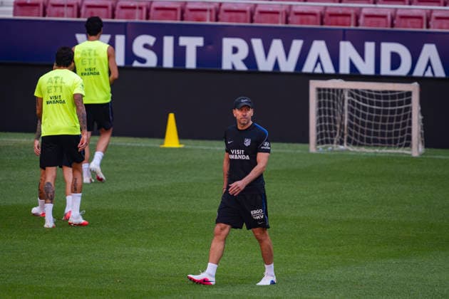 Atletico de Madrid training session Diego Pablo Simeone, head coach of Atletico de Madrid, is seen during the training session ahead of their opening LaLiga EA Sports match against Malaga CF at Estadio Riyadh Air Metropolitano on August 18, 2026 in Madrid, Spain. Madrid Estadio Riyadh Air Metropolitano Madrid Spain Copyright: xAlbertoxGardinx AGardin_20260818_Atl_Tra_0020